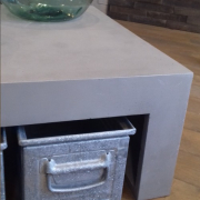 Table basse carrée en béton – Fabrication française