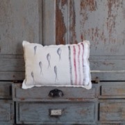 Coussin écru rayures peintes bordeaux et/ou bleues