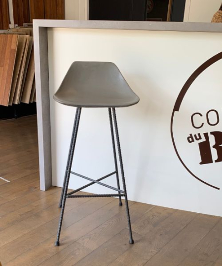 Chaise de bar en béton