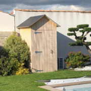 Local technique de piscine dans le style d'une cabane de plage