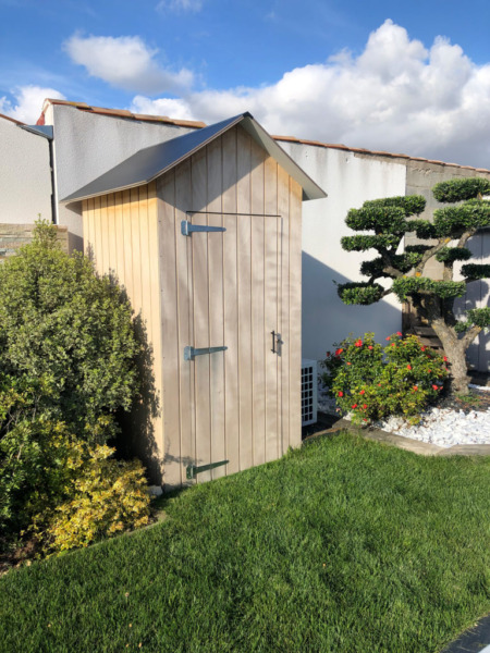 Local technique de piscine dans le style d'une cabane de plage